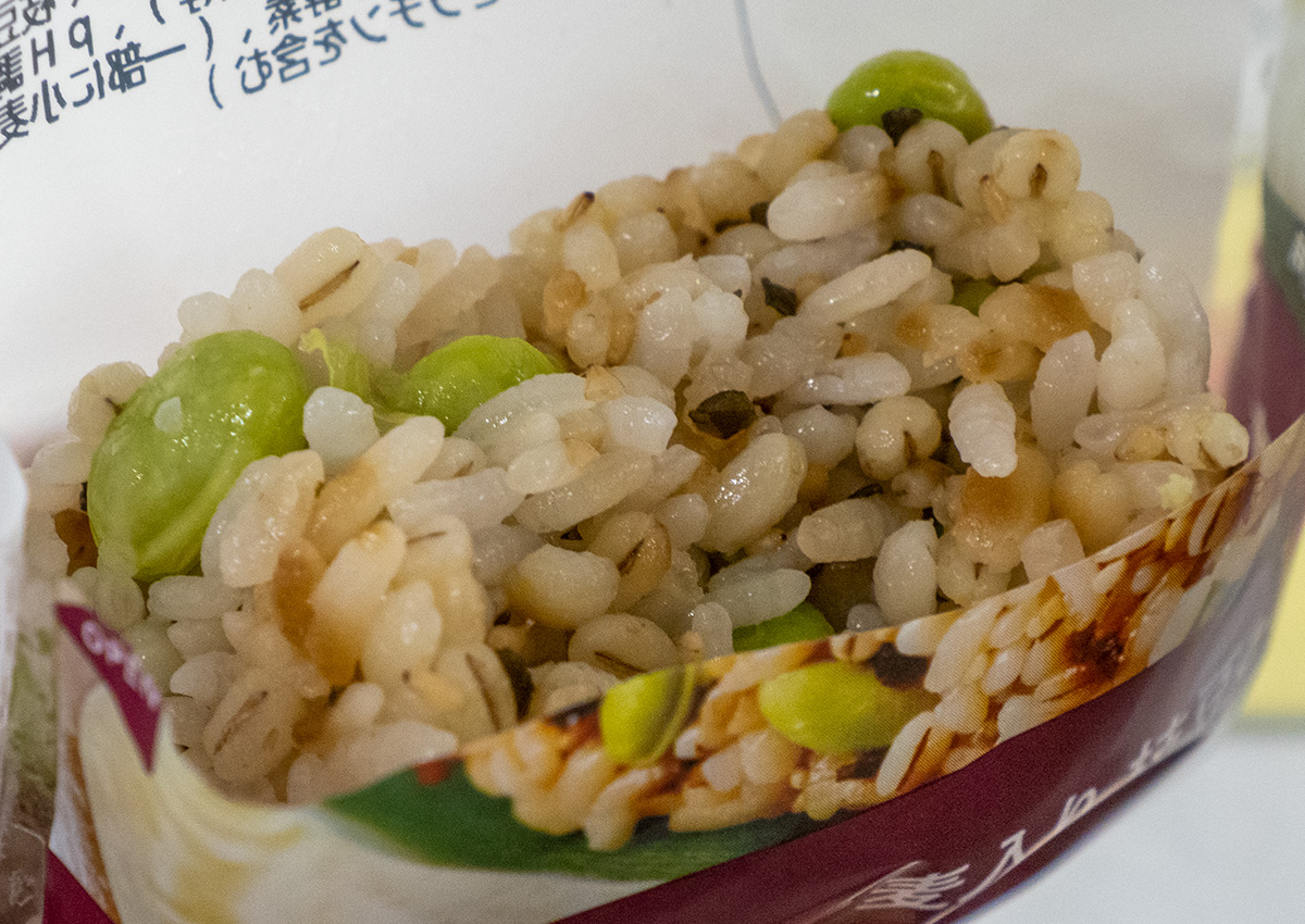 ローソンの国産もち麦入り枝豆と塩昆布おにぎり おきぐる Okinawa Guru Guru